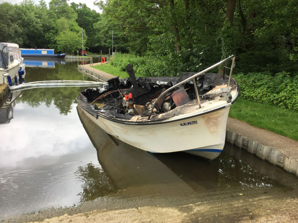 Burnt-out Freeman 22 River Boat Scrap