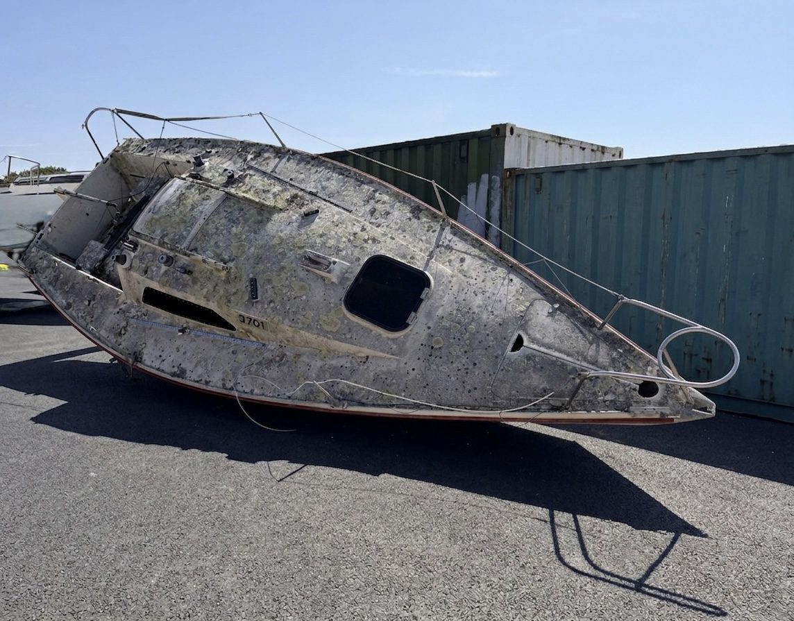 Derelict Yacht removed from Portsmouth